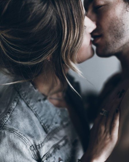 Страстный поцелуй