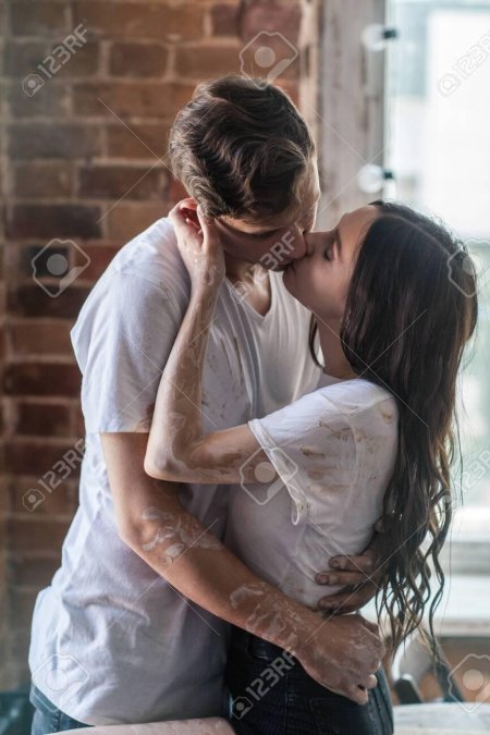 Парень и девушка целуются