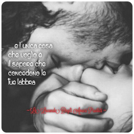 Обнимает за шею