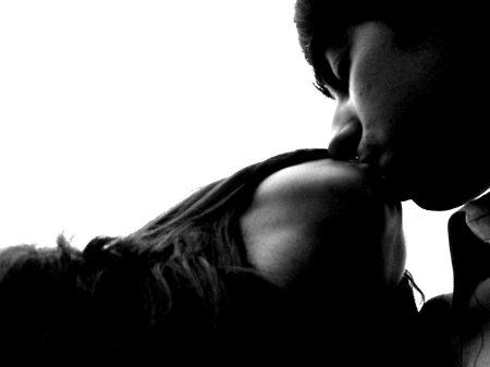 Поцелуй черно белое