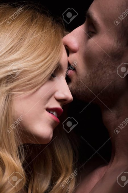 Рыжий парень целует брюнетку