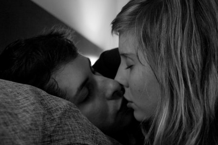 Девушка целует парня в щечку