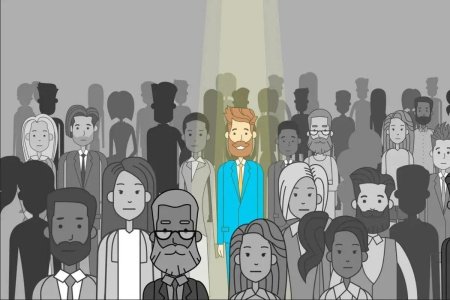 Выделяется из толпы