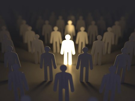 Человек выделяется из толпы