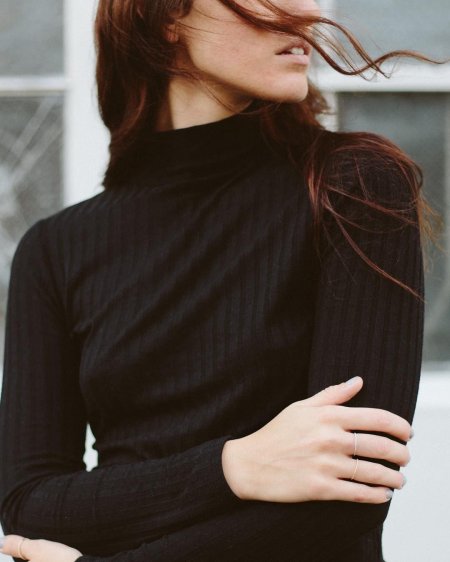 Девушка в черной водолазке