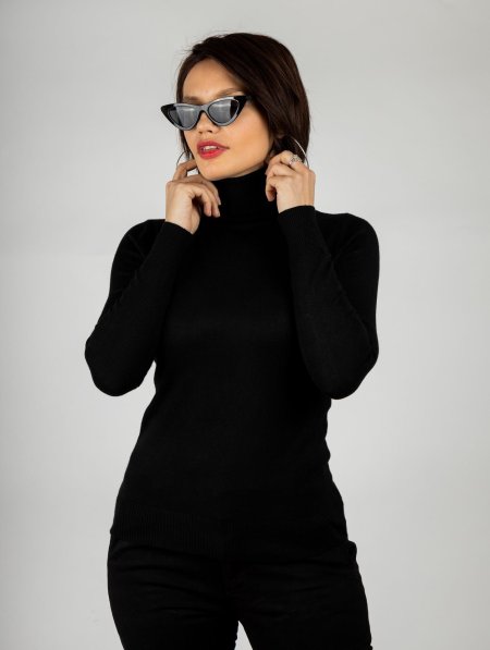 Девушка в черной водолазке