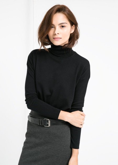 Девушка в черной водолазке