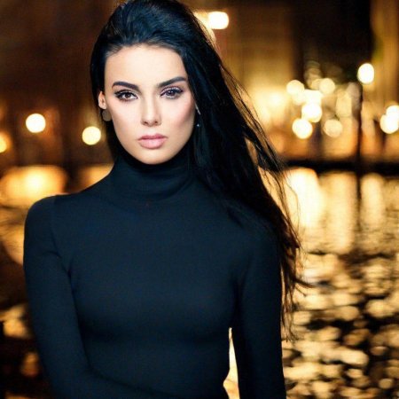 Девушка с черными волосами