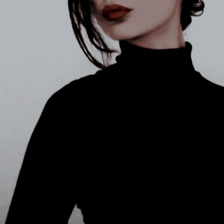 Девушка с короткими черными волосами