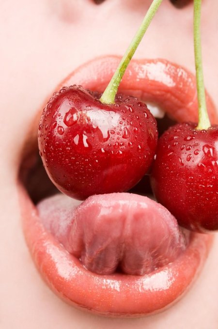 Вишенка во рту