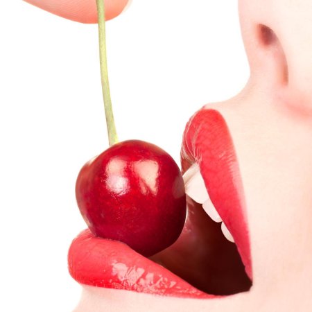 Губы с вишенкой
