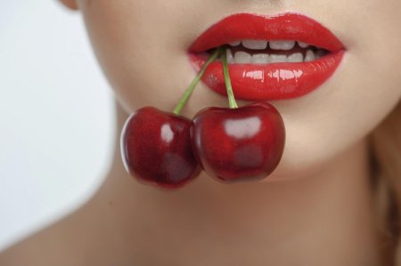 Губы с вишней