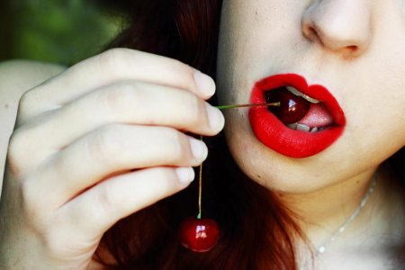 Вишня во рту