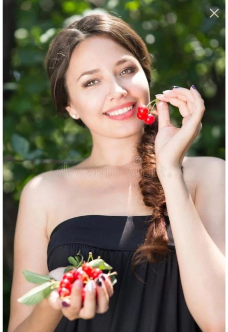 Девушка с вишней