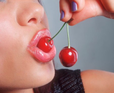 Губы с фруктами