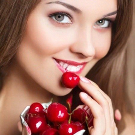 Красивая девушка с вишней