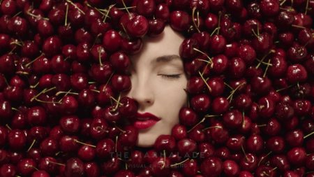Девушка с вишней