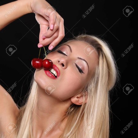 Девушка с черешней