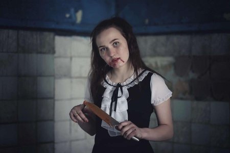 Девушка с ножом