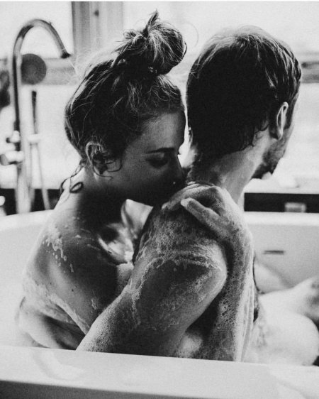 Влюбленные в ванной