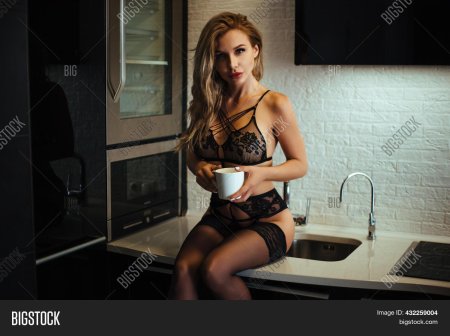 Девушки в нижним белье пьет чай