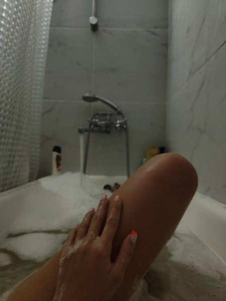 Женские ноги в ванной