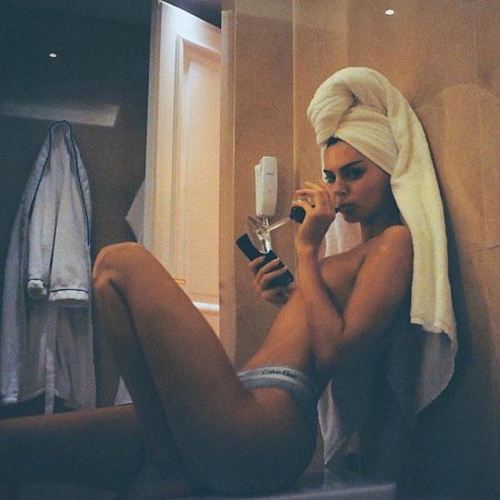 Кендалл дженнер с поднятой рукой