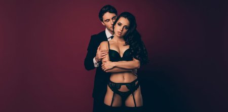 Мужчина раздевает женщину