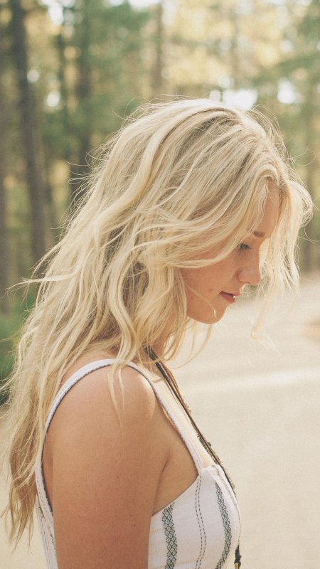 Девушка со светлыми волосами