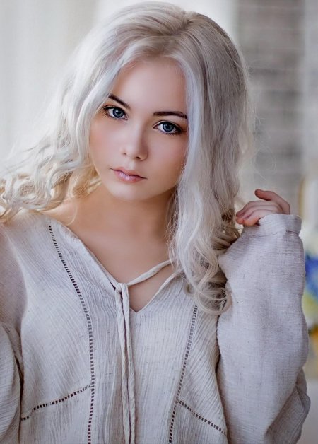 Анастасия Юдина беловолосая