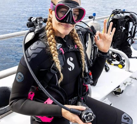 Девушка в гидрокостюме для фридайвинга