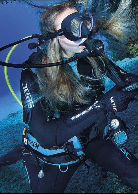 Девушка аквалангист