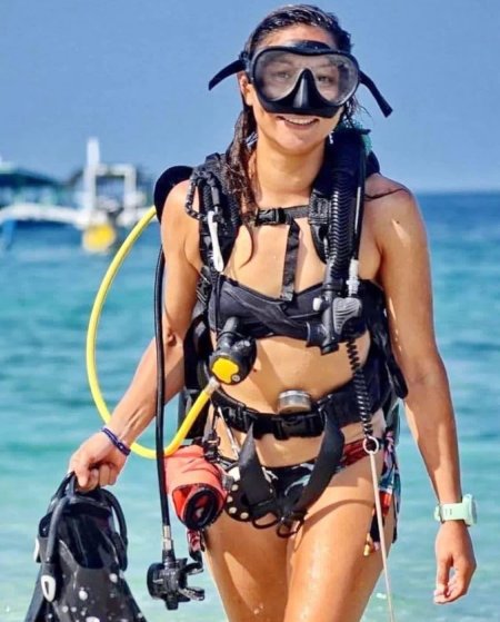 Дайвинг девушки в гидрокостюме