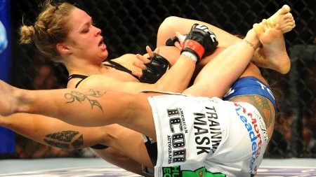 Ronda Rousey vs Лиз Кармуш