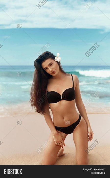 Красивая женщина в купальнике