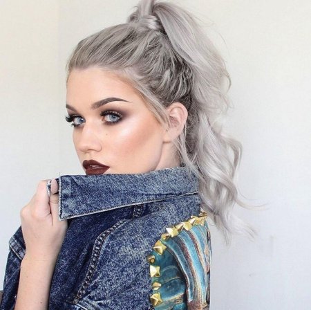 Мишель Олвера с серыми волосами