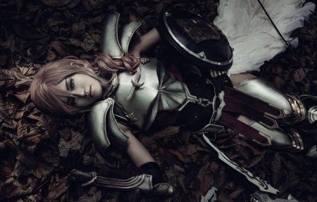 Девушка в рыцарских доспехах