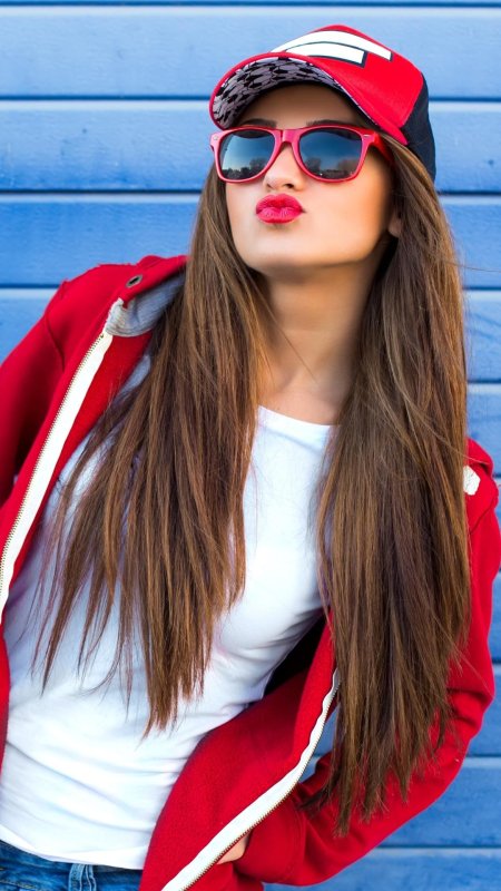 Красивые девушки в бейсболках