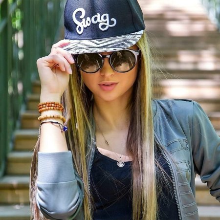 Девушка в кепке