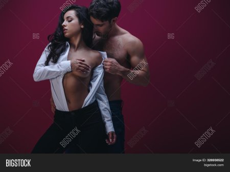 Девушка расстегивает парню