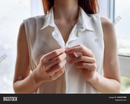 Девушка расстегивает блузку
