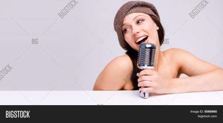 Девушка с ретро микрофоном