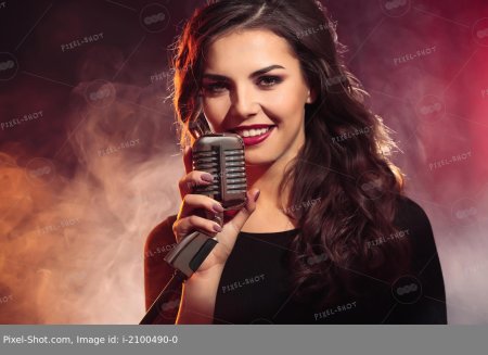 Красивая девушка красиво поёт