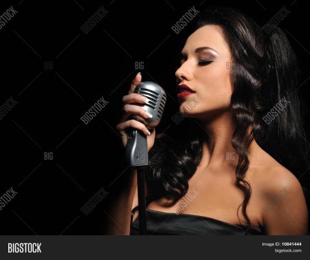 Женщина с микрофоном