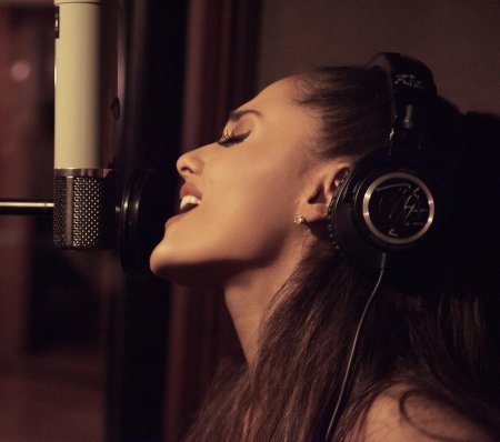 Ариана Гранде в студии звукозаписи