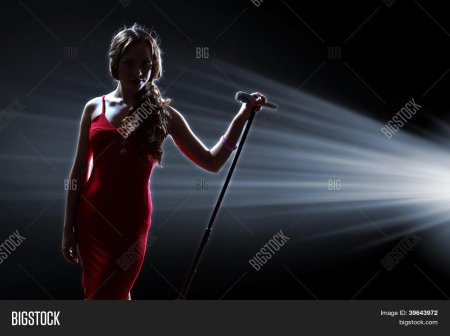 Женщина с микрофоном