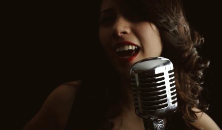 Девушка поет
