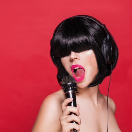 Девушка с микрофоном