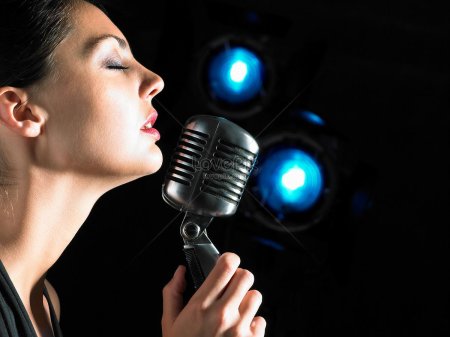 Певица с микрофоном