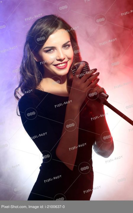 Поющая женщина